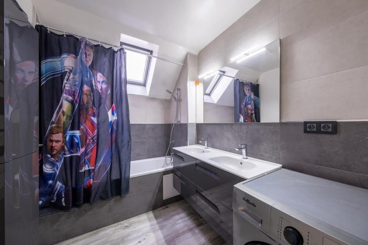 Disney Avengers Home มานี-เลอ-องเกรอ ภายนอก รูปภาพ